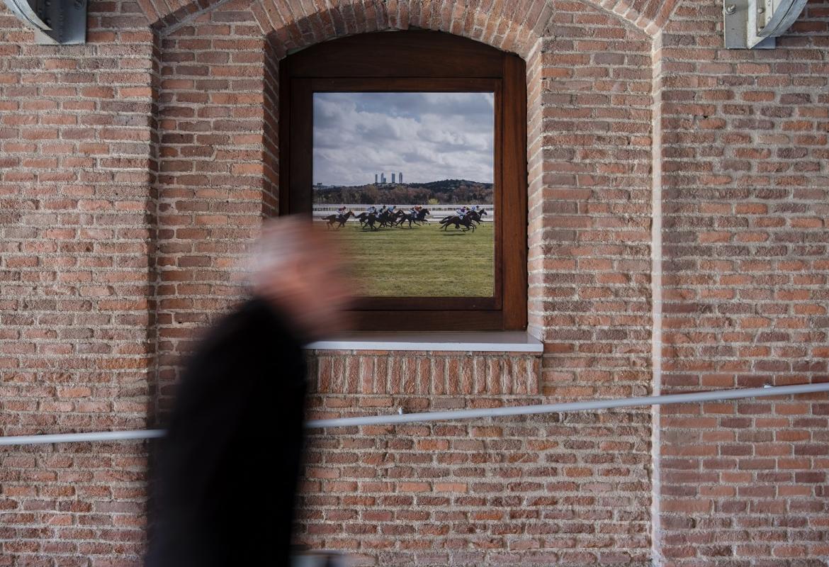Detalle de una ventana de un edificio de El Águila con la reproducción de una fotografía de la muestra REGIÓN, Paisaje, fotografía y patrimonio