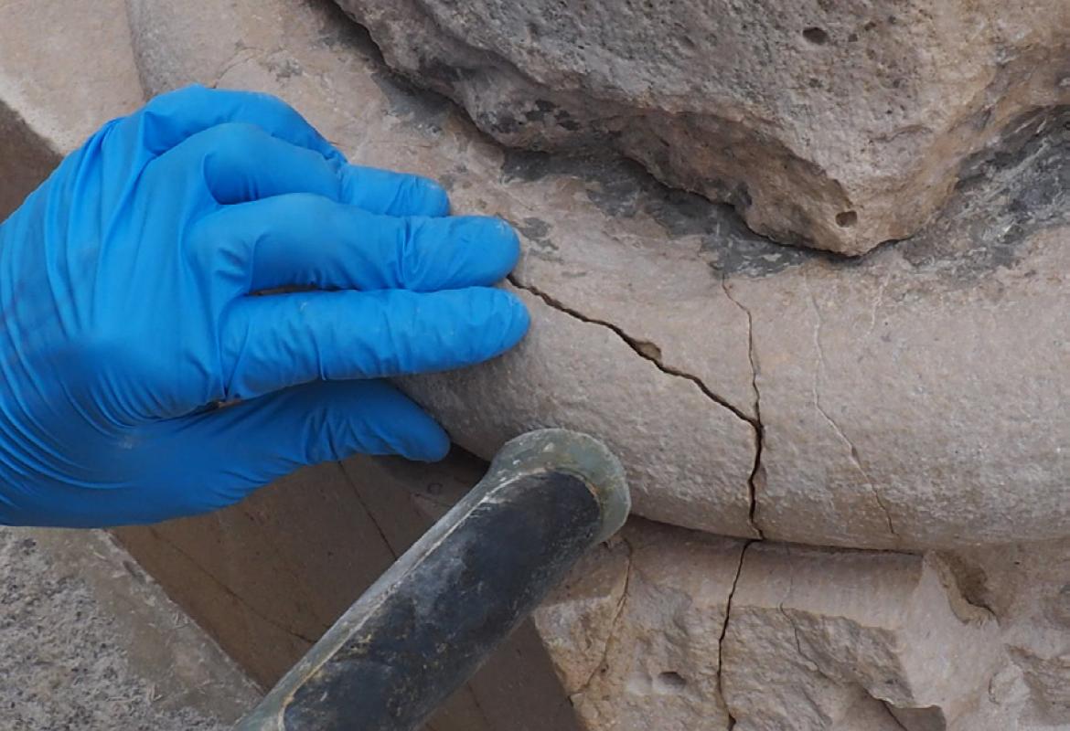 Columnas y cadenas en la plaza de San Diego en Alcalá de Henares después de la restauración