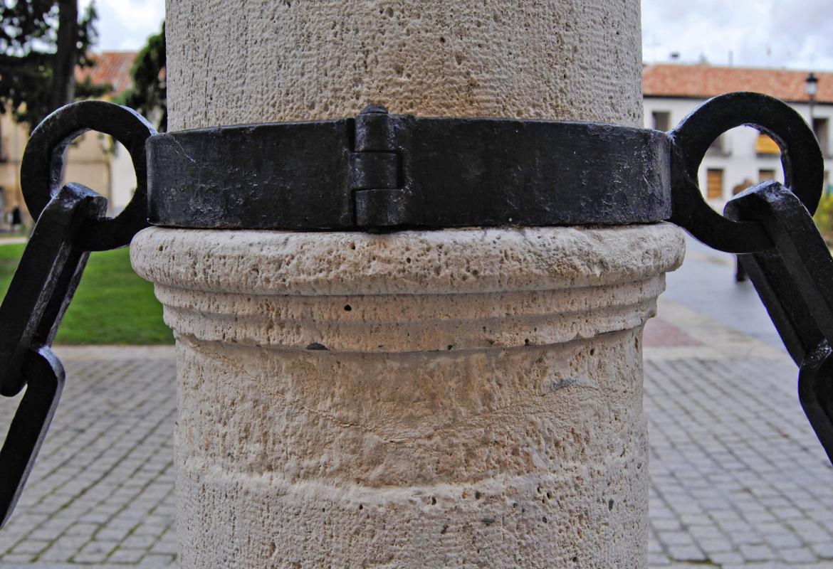 Columnas y cadenas en la plaza de San Diego en Alcalá de Henares después de la restauración