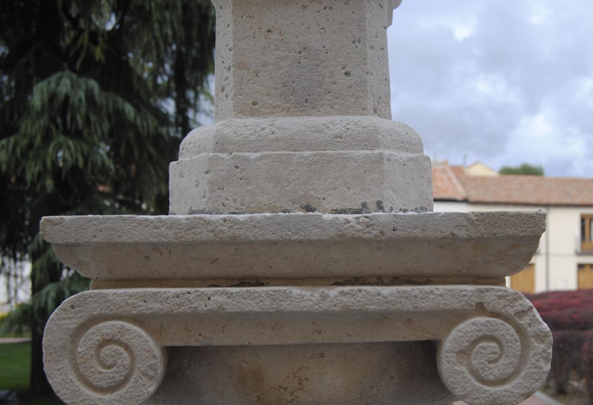 Columnas y cadenas en la plaza de San Diego en Alcalá de Henares 