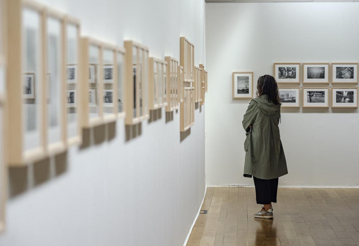 Una visitante viendo la exposición Madrid Bernard Plossu