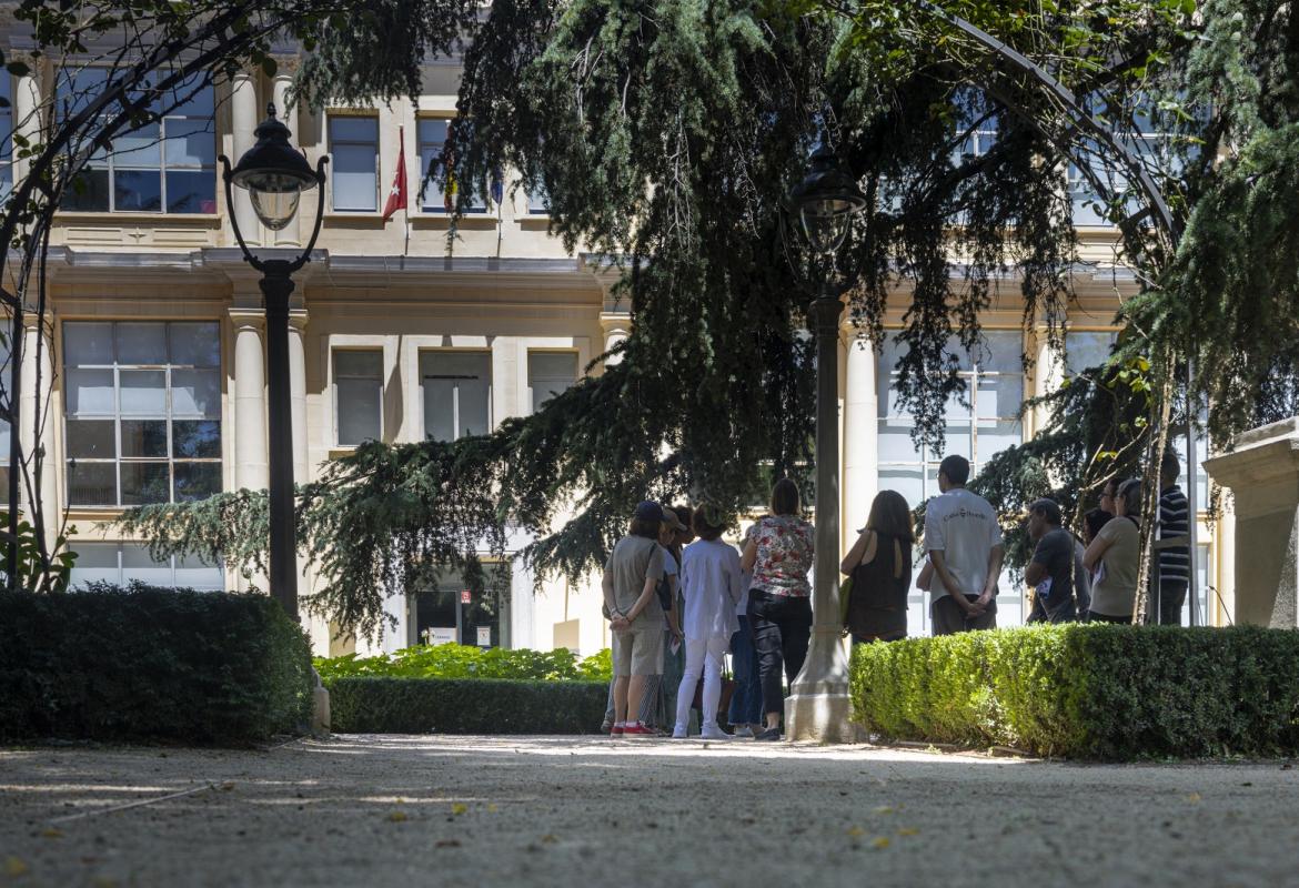Grupo de gente en los jardines de Vista Alegre