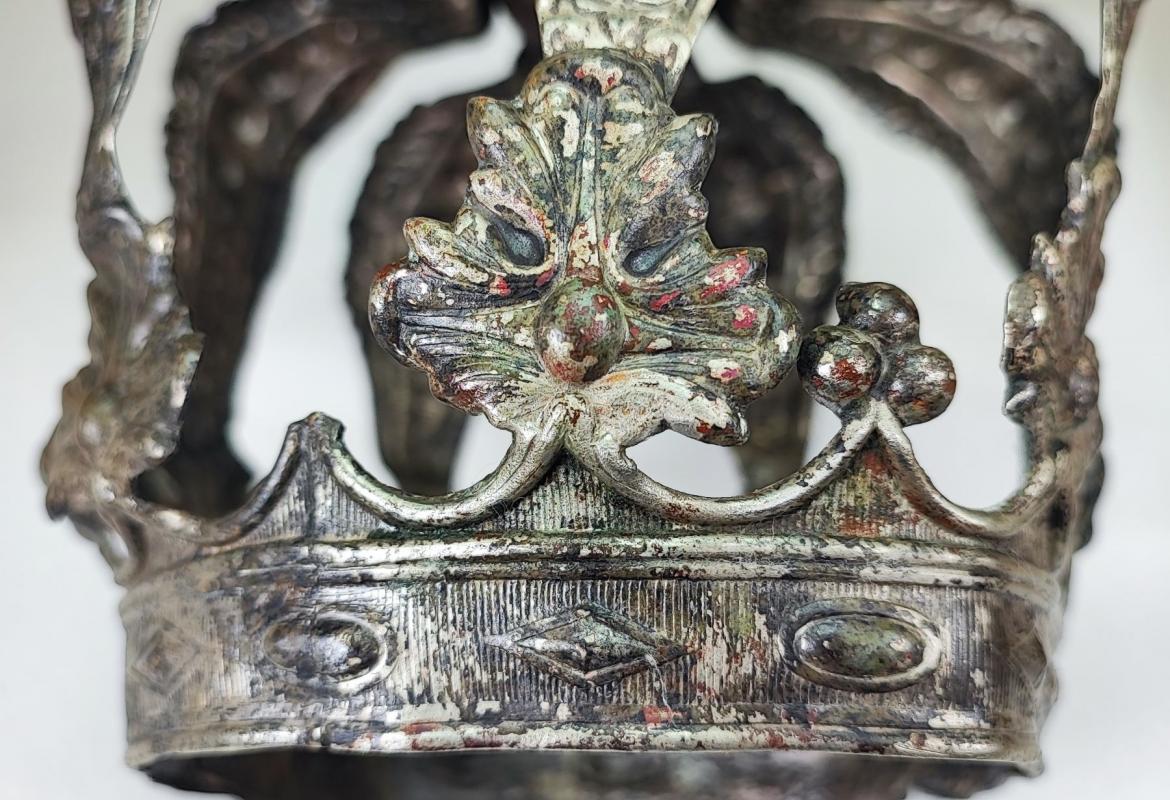 imagen de un fragmento de corona de plata con decoración vegetal