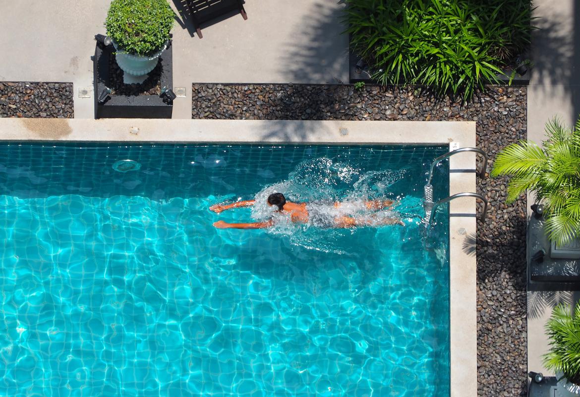 imagen cenital de persona nadando en piscina
