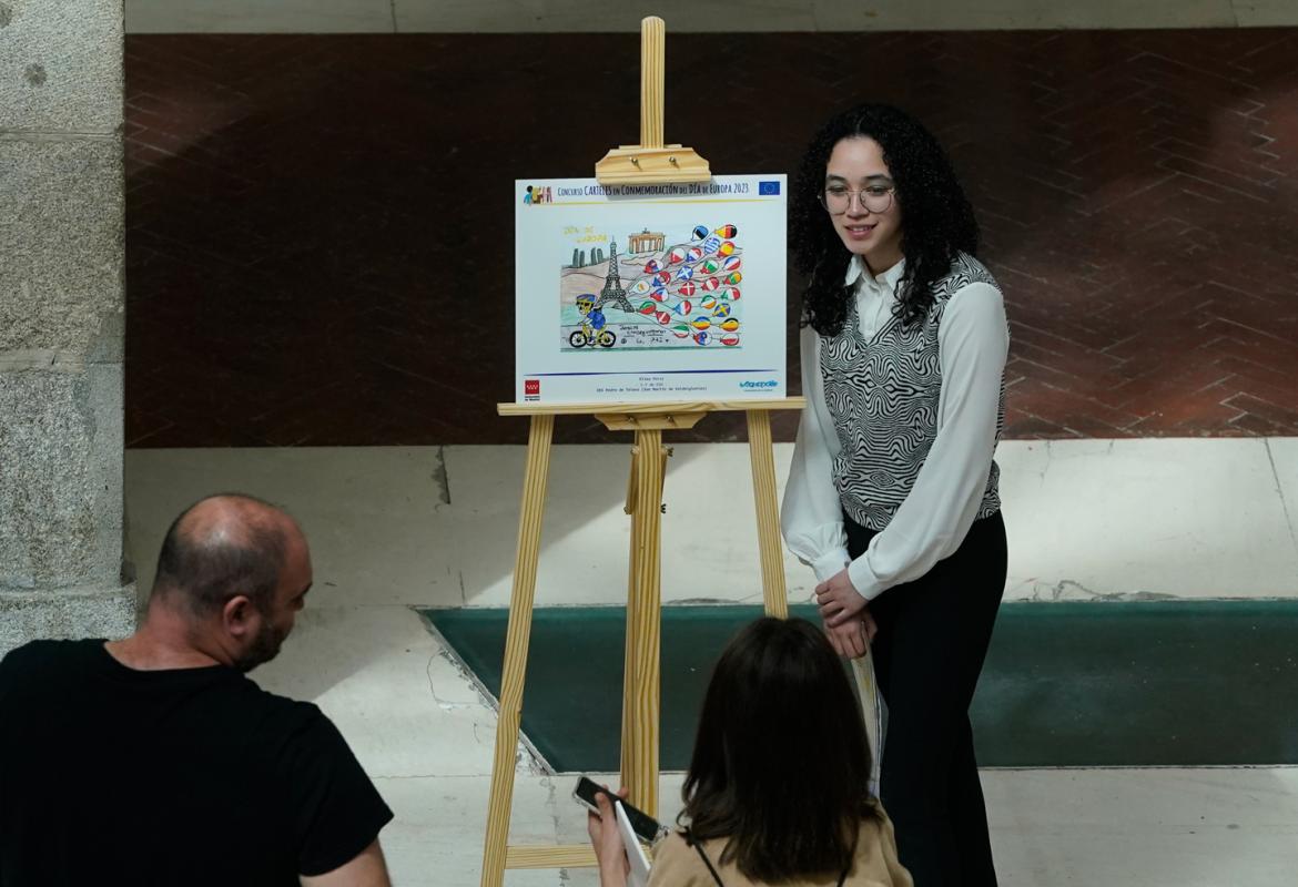 La ganadora del premio de Aquopolis posa ante su cartel