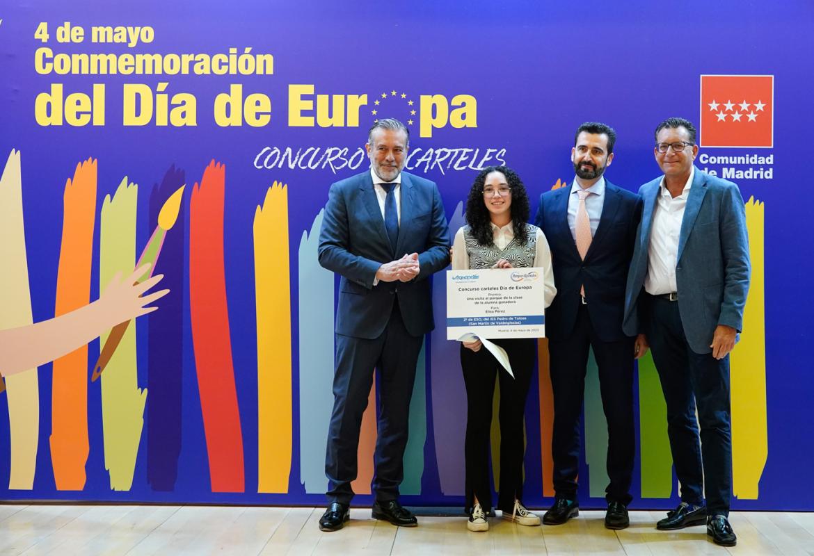 Personas en el estrado en la entrega del premio de Aquopolis