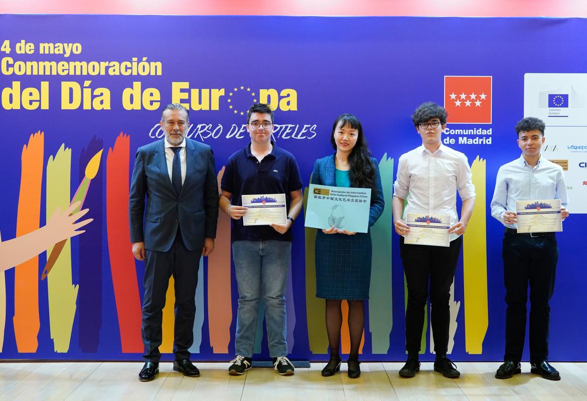 Personas en el estrado en la entrega del premio de la Asociación de Intercambio Arte-Cultural Hispano-China