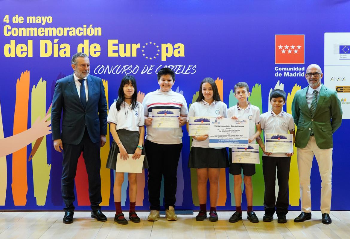 Personas en el estrado en la entrega del premio de Atlantis Aquarium
