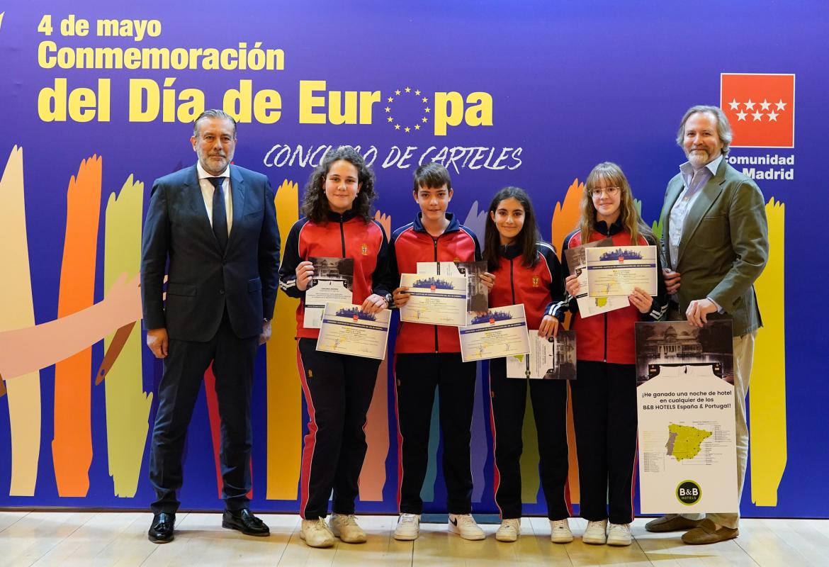 Personas en el estrado en la entrega del premio de B&B Hotels