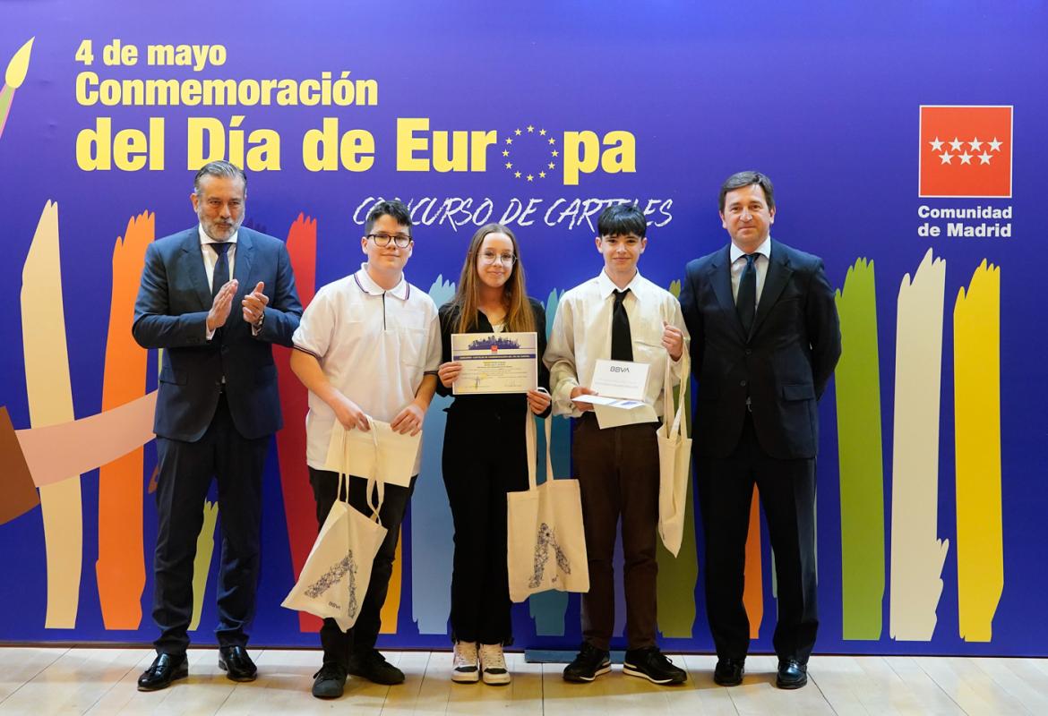 Personas en el estrado en la entrega del premio de BBVA