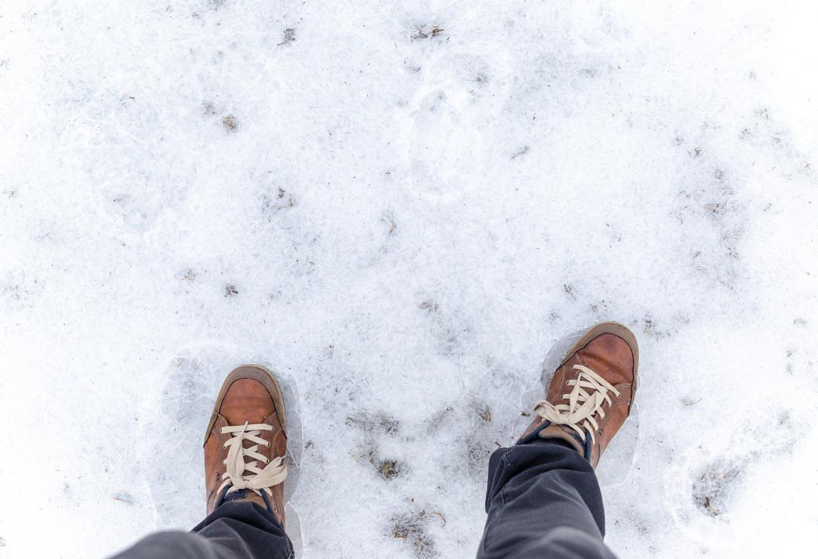 Pies de una persona sobre el hielo desde arriba