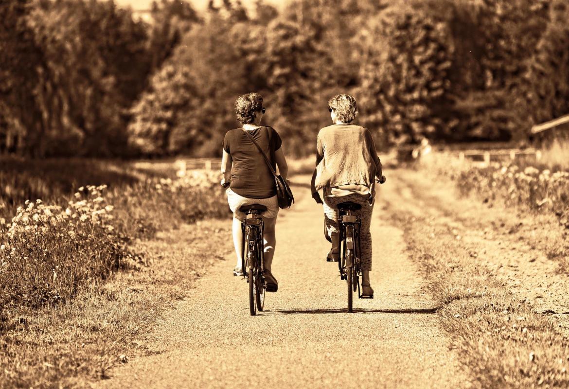 mujeres en bici de vistas de espalda