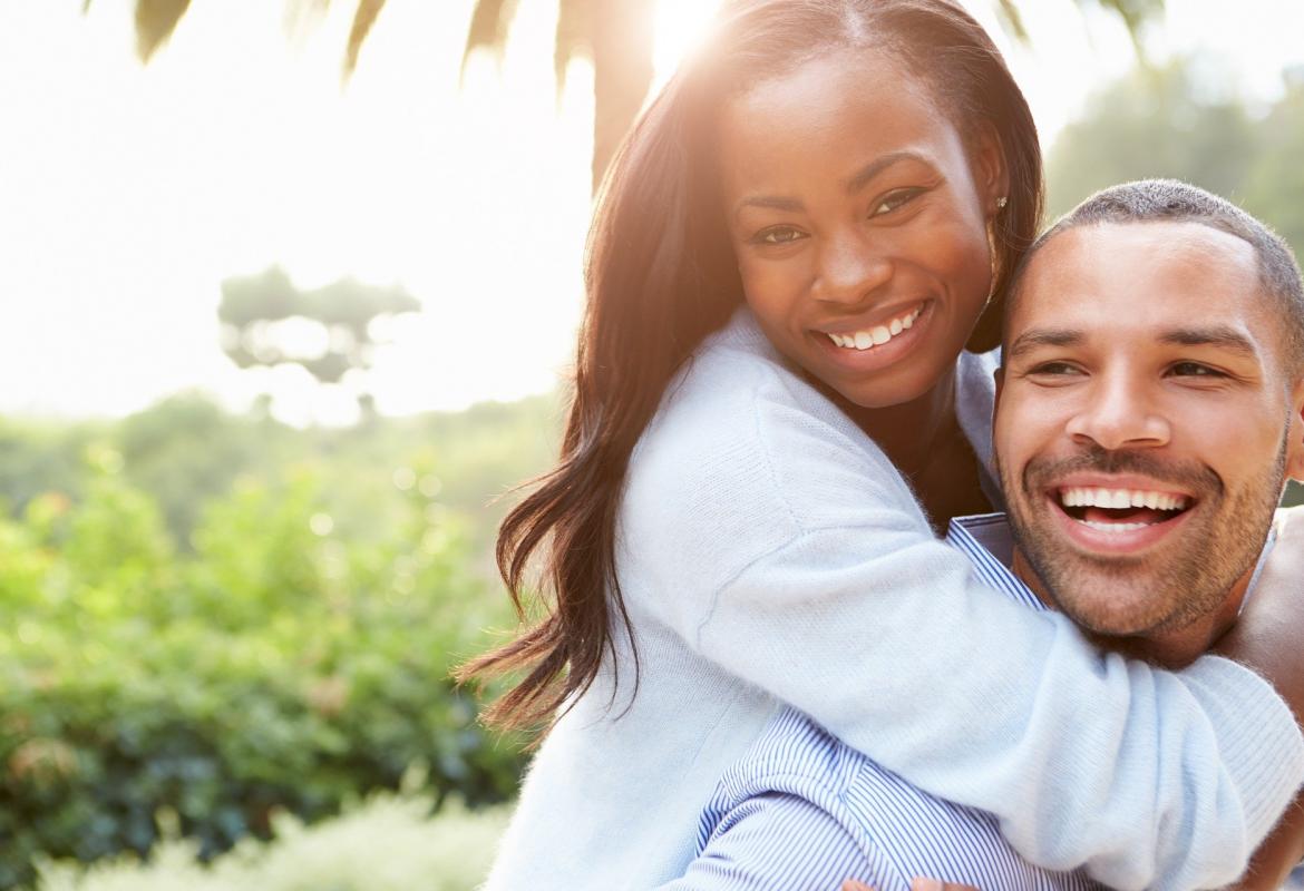 pareja feliz en el parque