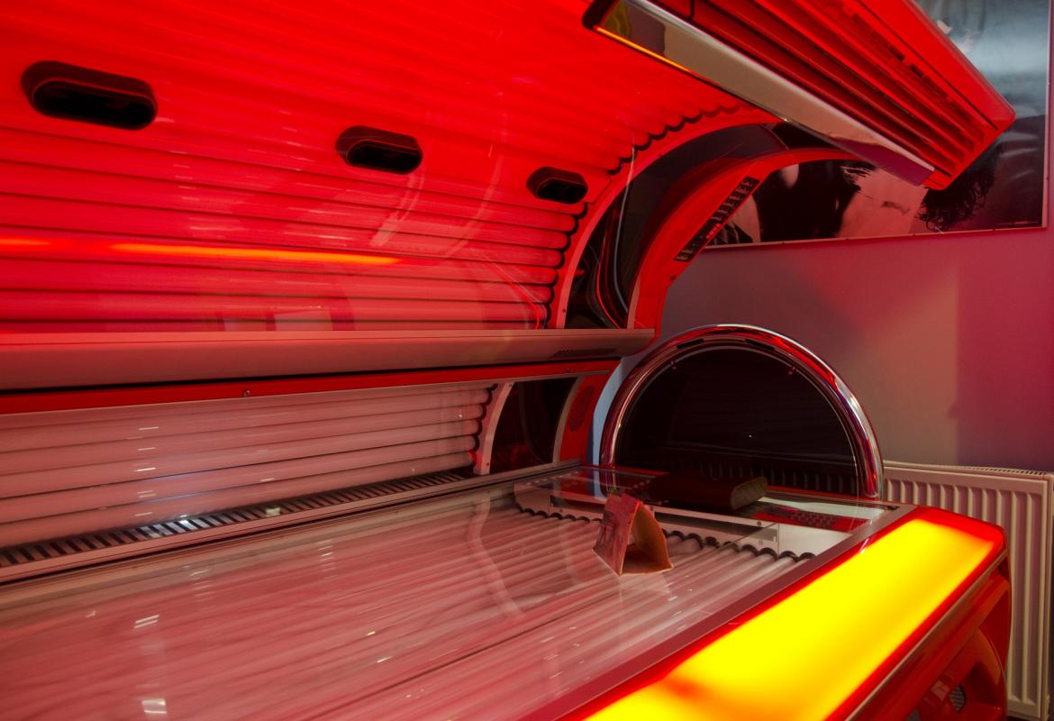 Cabina de bronceado de color rojo horizontal abierta