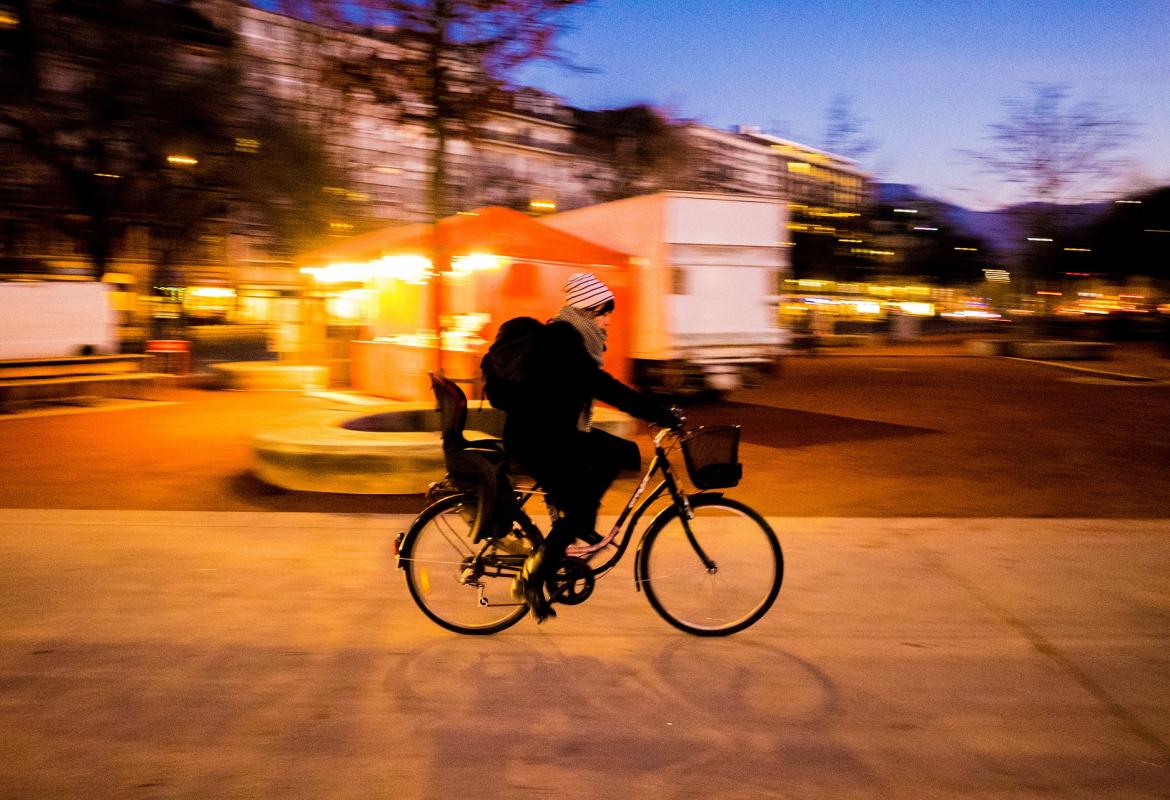 Chica paseando en bicicleta al atardecer