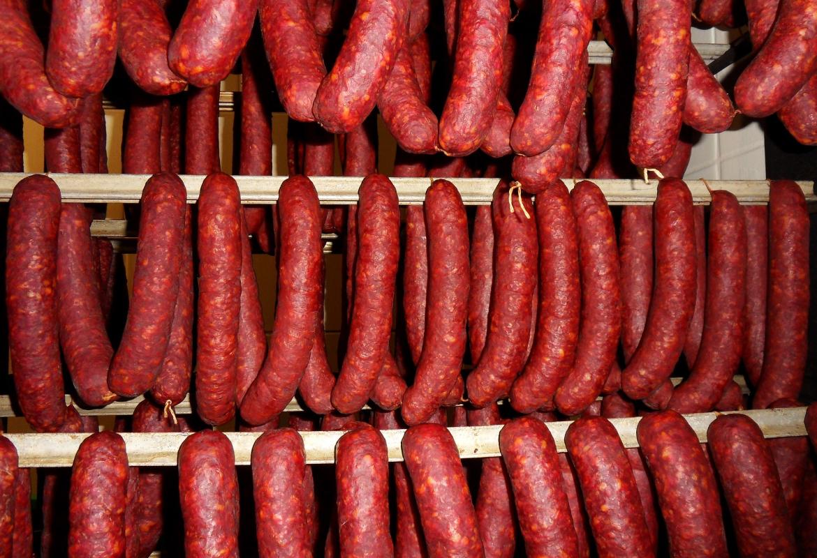 Ristras de chorizos colgados madurando