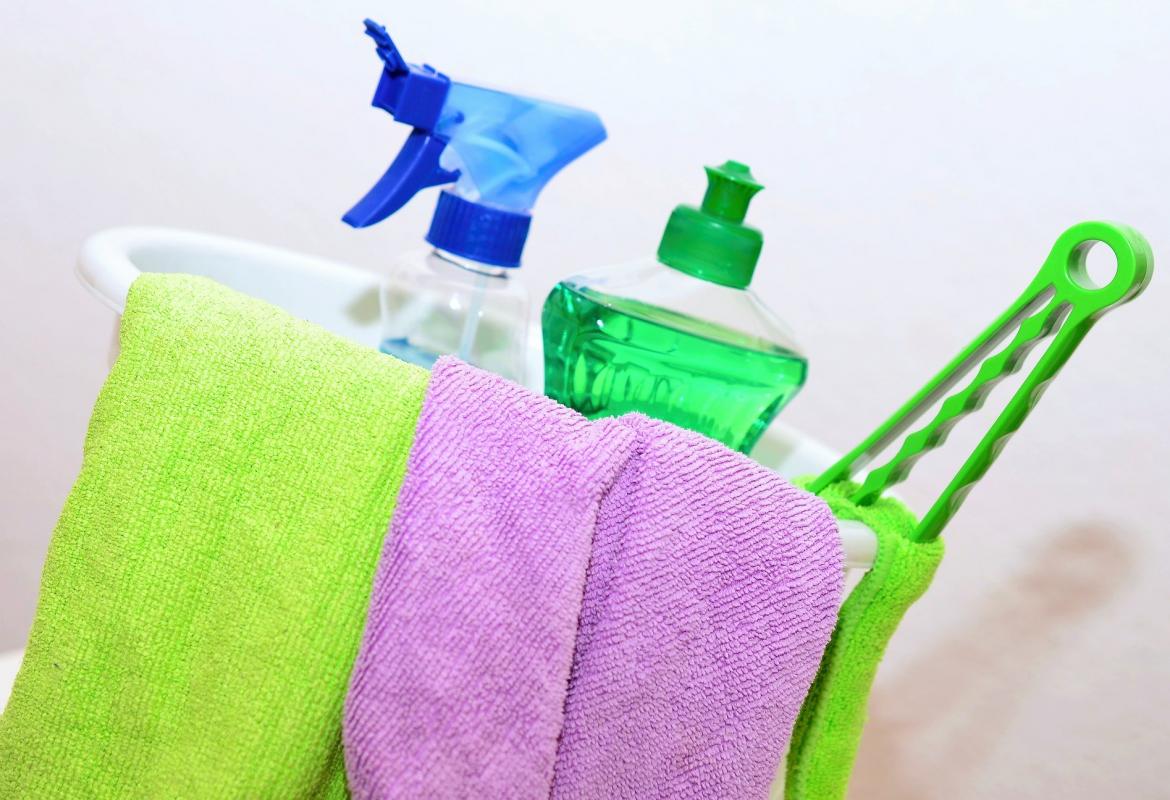 Barreño, guantes y productos químicos para limpieza
