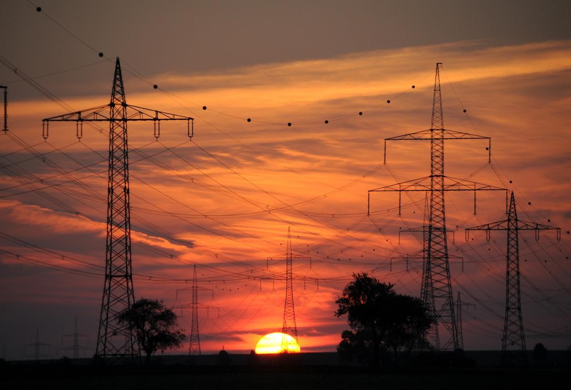 Líneas de alta tensión en puesta de sol