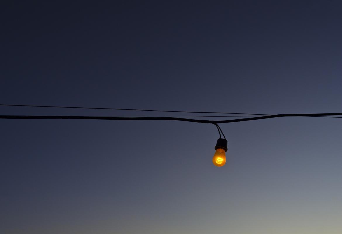 Cable de luz con una bombilla colgando