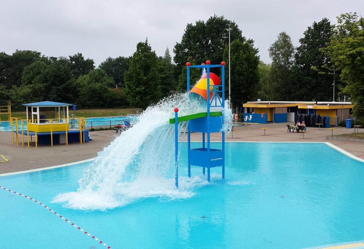 Piscina con una torre en el centro y un chorro de agua