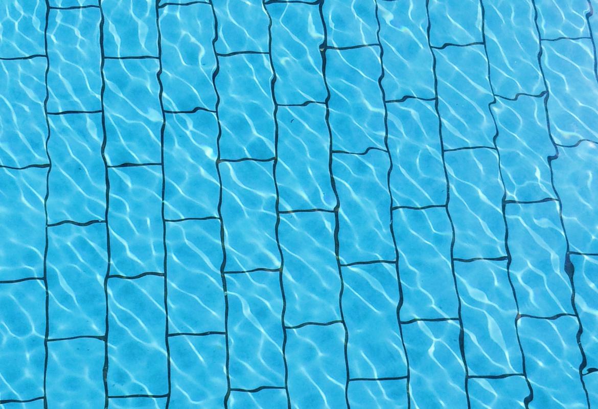 Fondo de una piscina azul