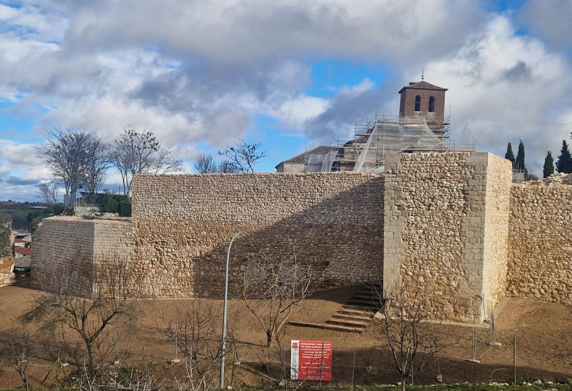 vista del castillo de torremocha y torre de iglesia