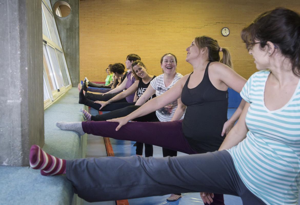 mujeres calentando antes de hacer actividad física