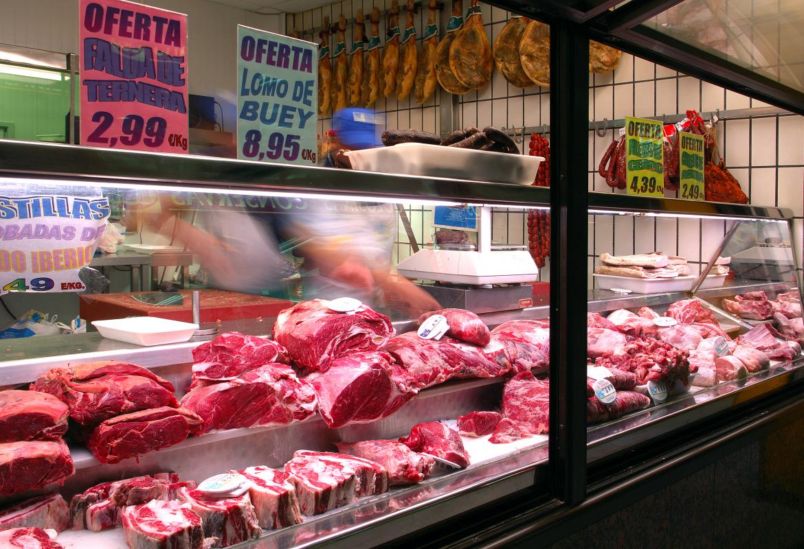 Carnicería exponiendo a la venta sus productos