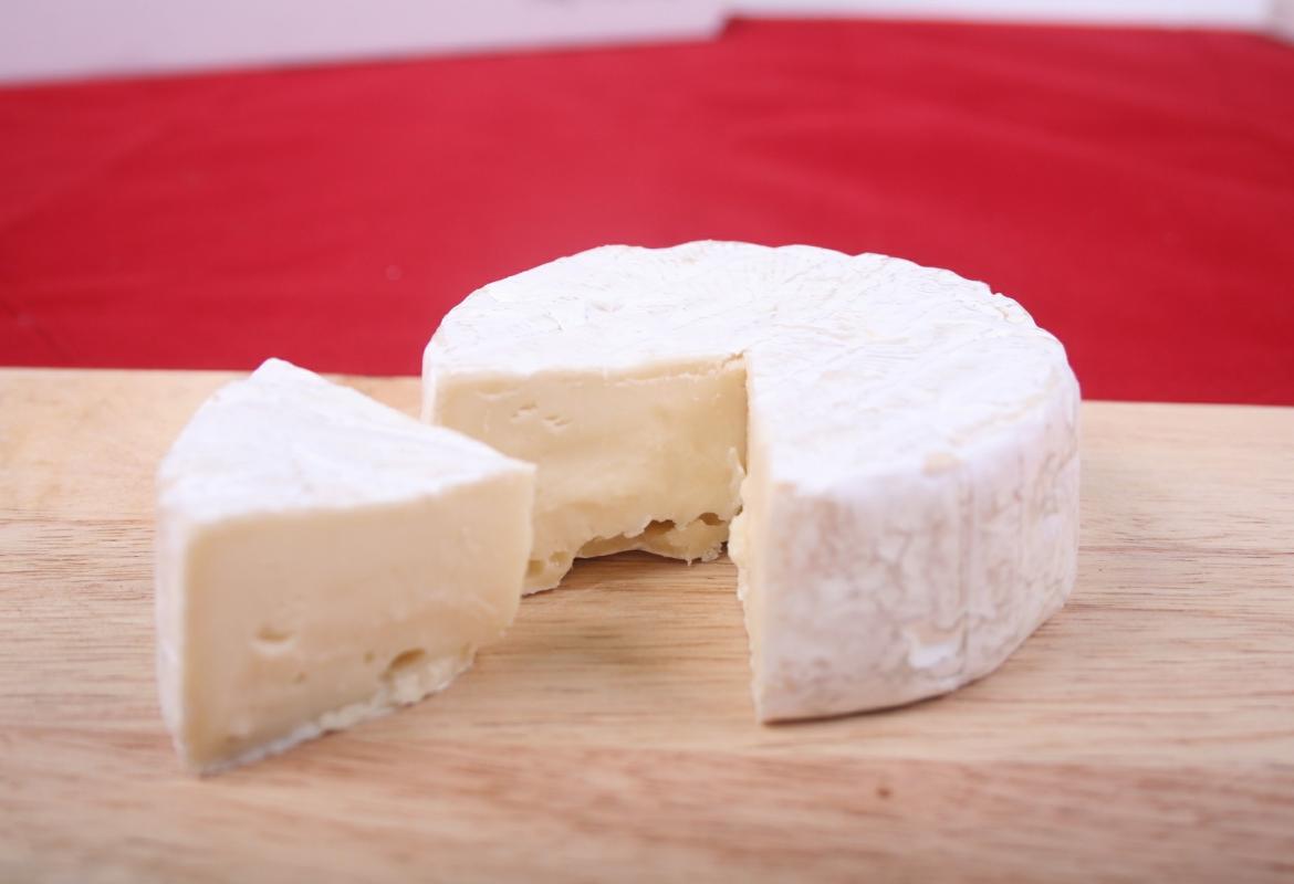 Queso brie, cortado en una cuña