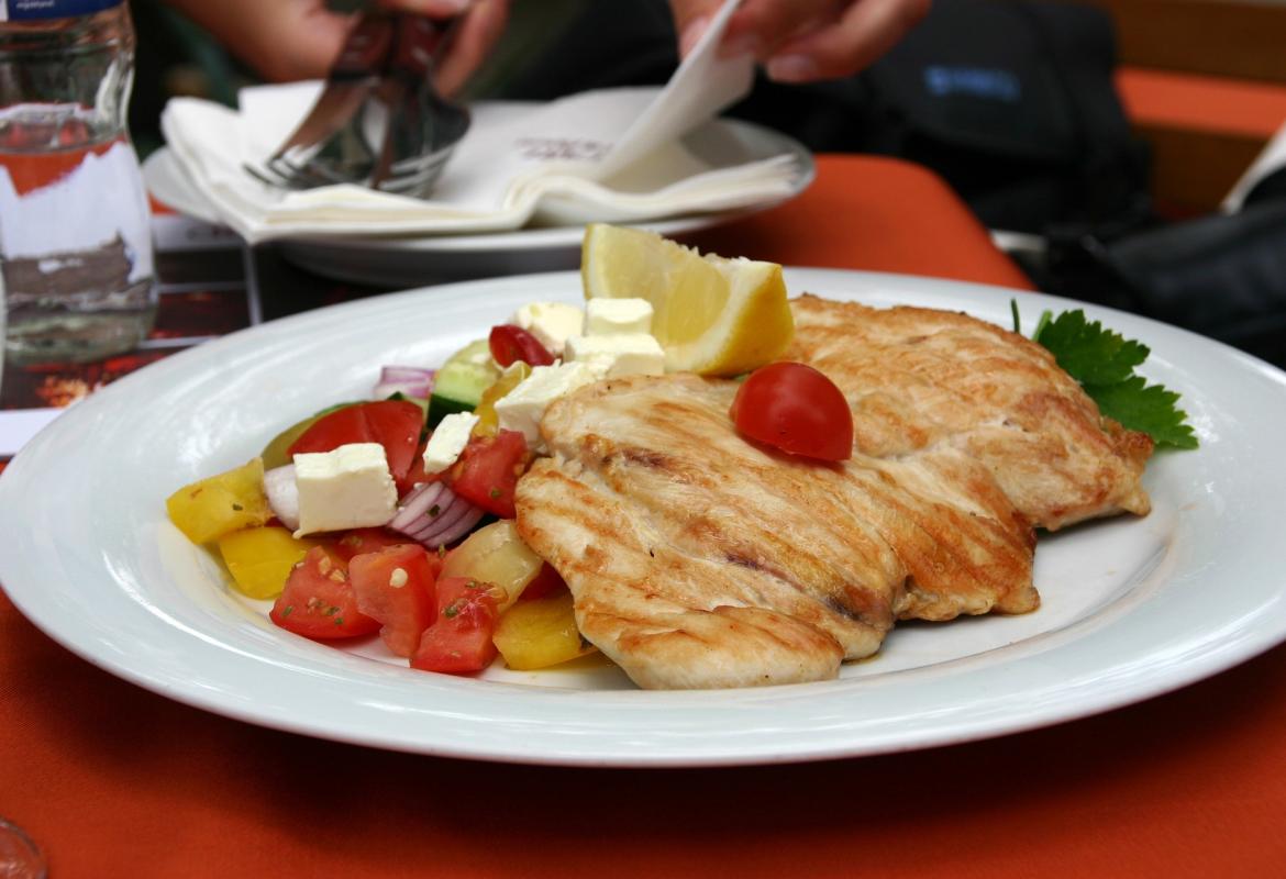 Filetes de pollo cocinados servidos en un plato