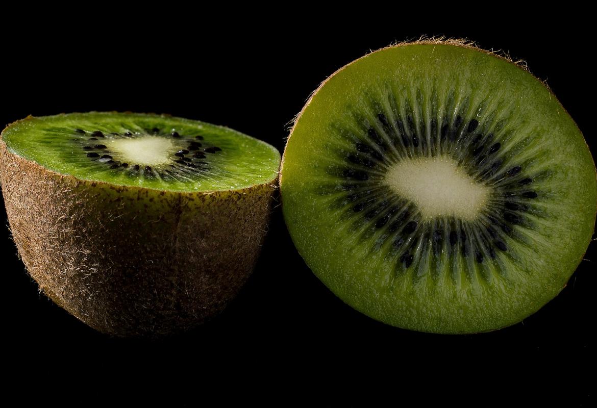 Kiwi partido en dos mitades