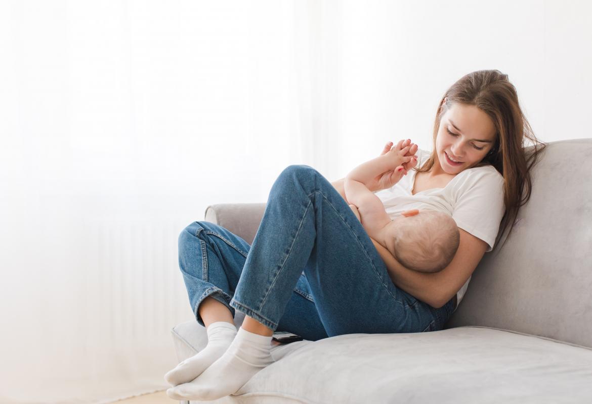 Mujer amamantado un bebé