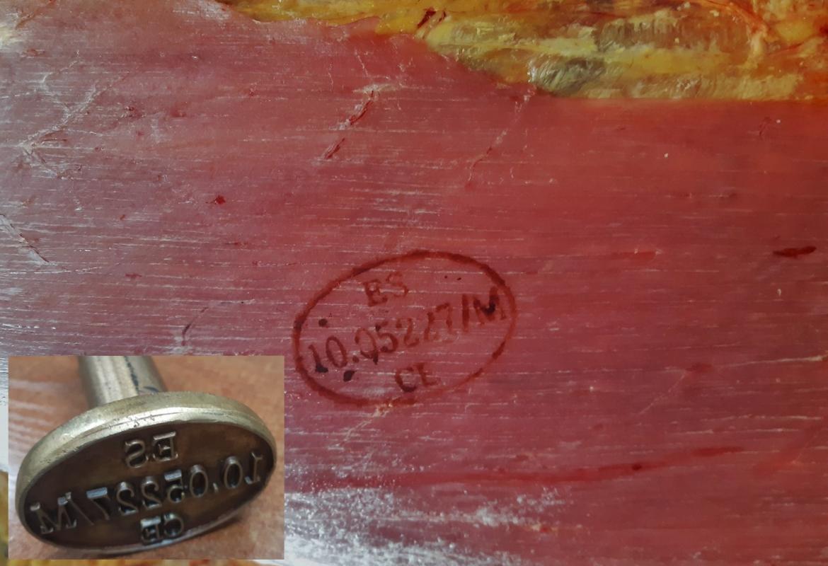 Carne de ternera con sello oval de marcado sanitario y detalle del hierro que sirve para el marcado