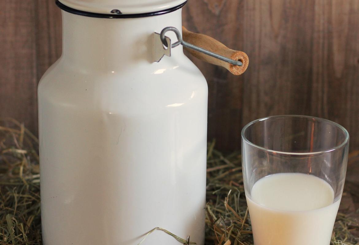 cántara con vaso de leche