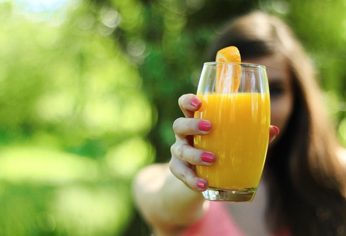 Vaso de zumo de naranja