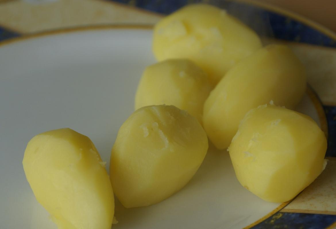 Patatas cocidas en un plato