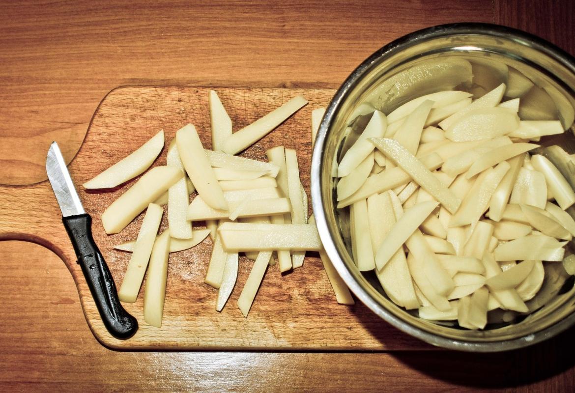 Patatas cortada y peladas preparadas para freir