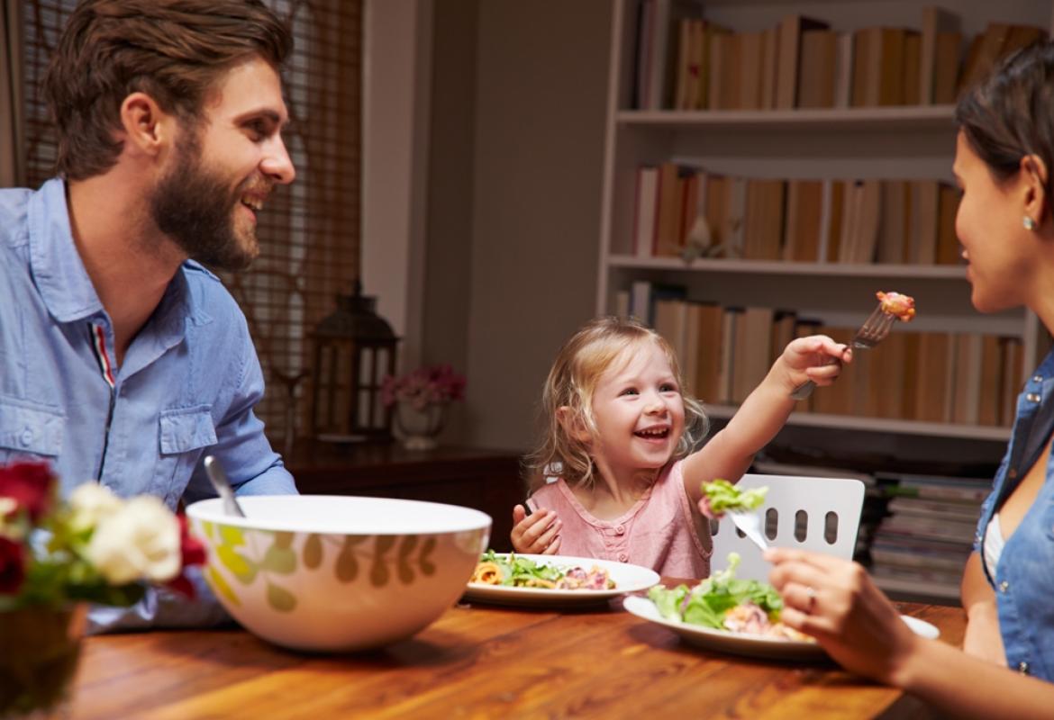 familia cenando en la mesa