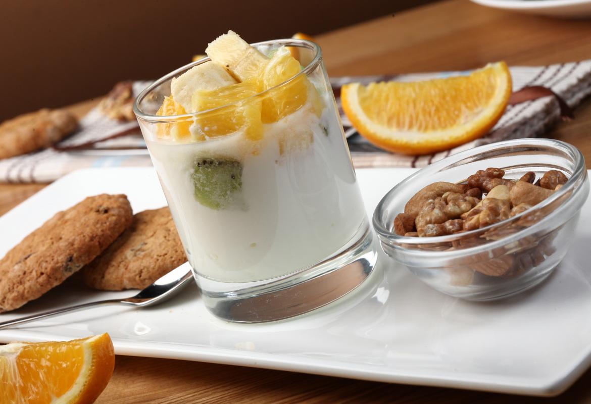 Yogur con galletas y fruta