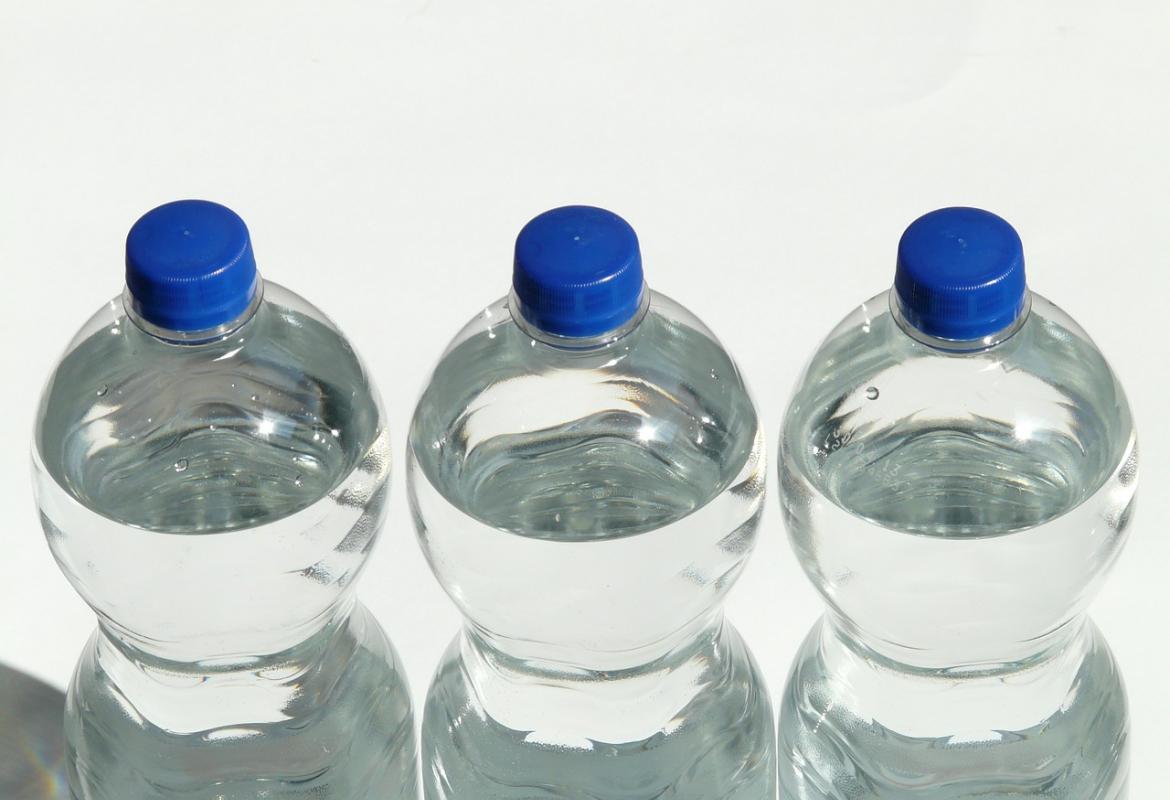 tres botellas de agua