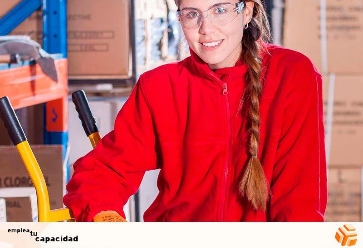 Mujer joven trabajando en un almacén