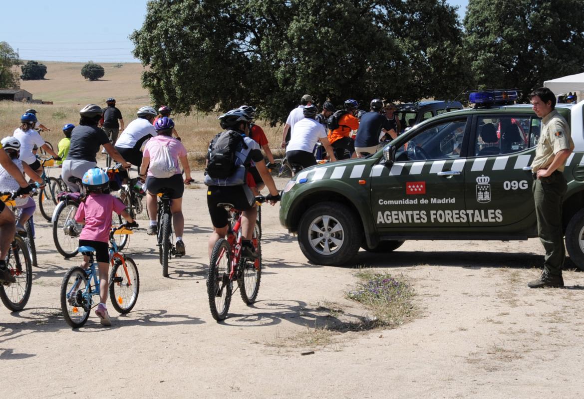 Agente Forestal observa uso ciclista en vía pecuaria