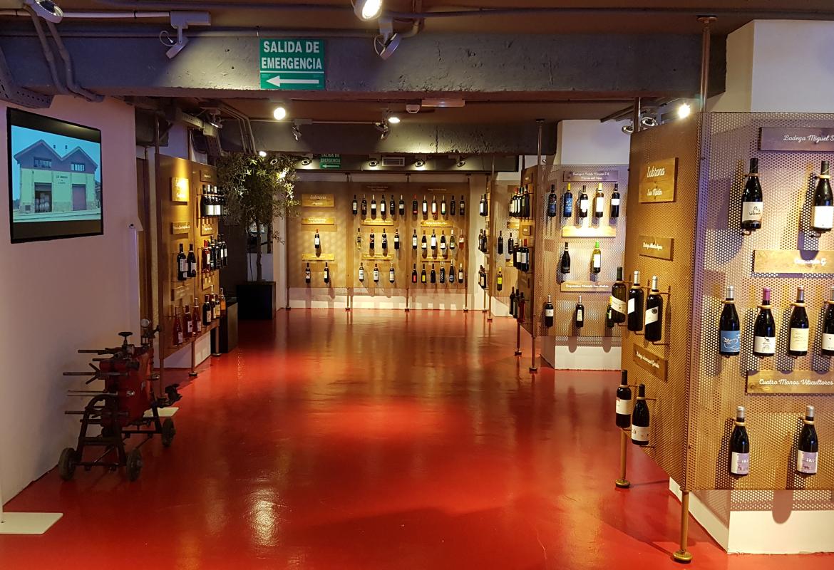 Botellas de la DO Vinos de Madrid enganchadas de modo individual a varios paneles formando hileras