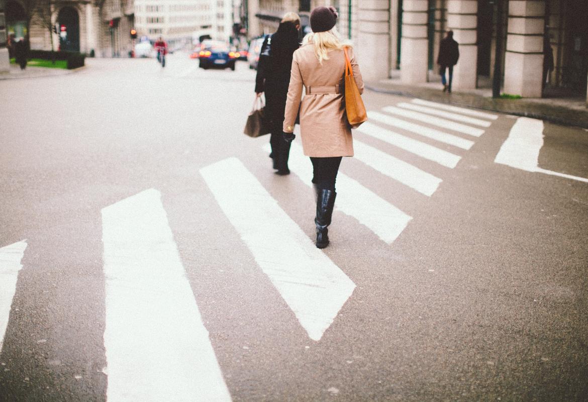 Personas cruzando por un paso de cebra
