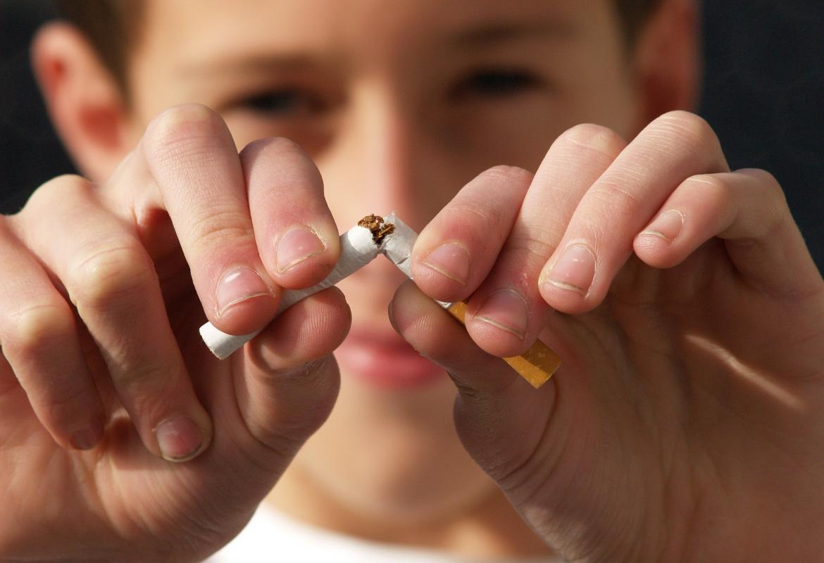 joven partiendo un cigarrillo