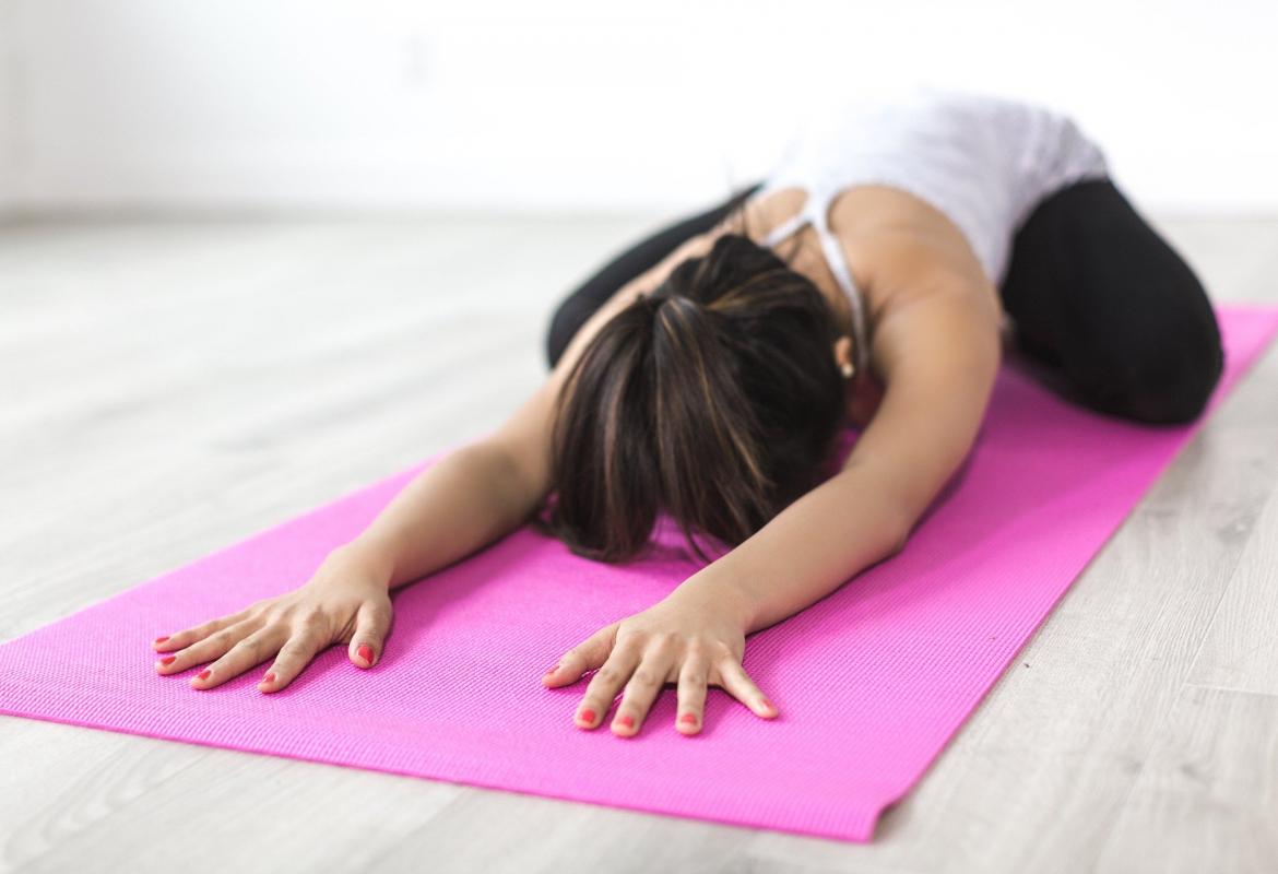 chica haciendo yoga