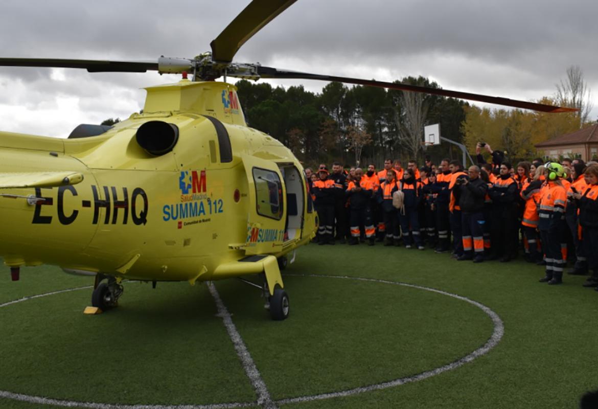 Prácticas de voluntarios de protección civil guiando aterrizaje de helicóptero