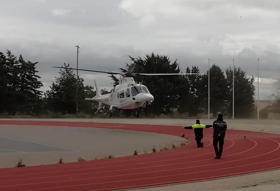 Policías locales en prácticas guiando aterrizaje de helicóptero