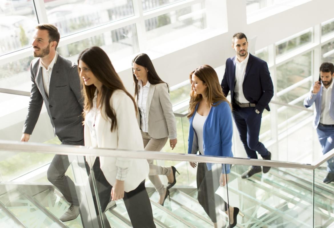 trabajadores en empresa subiendo escaleras