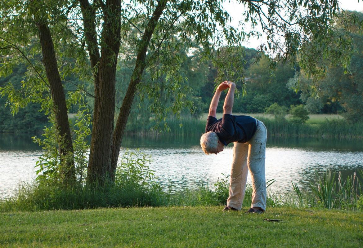 hombre estirando en un parque